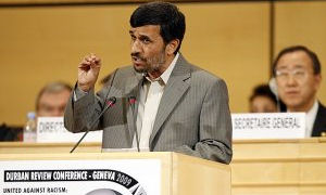 Kés Khamenei ajatollah oldalában