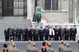 Félárbocra engedték a nemzeti lobogót