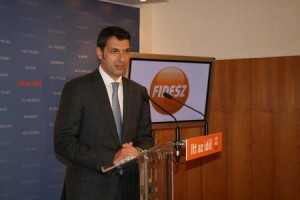 Helyettes államtitkári fizetés, üzemanyagkártya és...