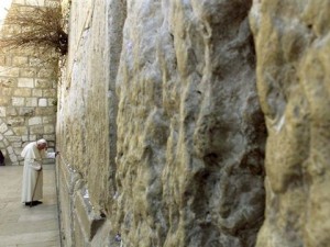 HUNDREDS OF IZRAELIS, PALESTINIANS AND ITALIANS WILL RUN