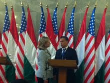A kormányfő péntekig válaszol Hillary Clintonnak