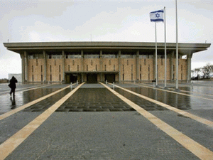 Az izraeli parlament (Kneszet) szűk többséggel elfogadta az...