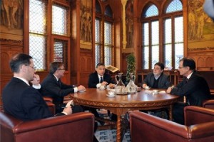 Megbeszélés kezdődött a jegybankelnök részvételével