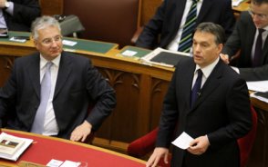 Orbán Viktor:”Mi célszemélyei voltunk a titkos nyomozásoknak, bennünket zaklattak, bennünket hallgattak le, ránk telepítettek ügynököket, és bennünket gumibotoztak”