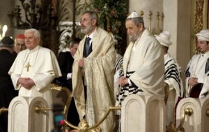 A szentszéki államtitkár szerint „szánalmas hazugságok” terjedtek el a Vatikánról
