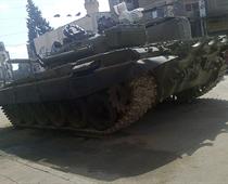 A szíriai kormányerők tankokkal és tüzérséggel lőtték pénteken a főváros,