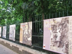 Tablókiállítás a Magyar Nemzeti Múzeum kerítésén