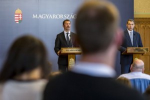 Lázár János csütörtöki 8. sajtótájékoztatóján.