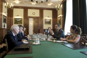 Budapest, 2015. június 18. A Külgazdasági és Külügyminisztérium (KKM) által közreadott képen Szijjártó Péter külgazdasági és külügyminiszter (j2) megbeszélést folytat Michael Georg Linkkel, az Európai Biztonsági és Együttmûködési Szervezet (EBESZ) Demokratikus Intézmények és Emberi Jogok Irodája igazgatójával (b2) Budapesten 2015. június 18-án. A találkozón részt vett Andrew Baker rabbi, a soros EBESZ-elnökség antiszemitizmus elleni küzdelemmel foglalkozó személyes megbízottja (b) is. MTI Fotó: KKM