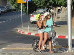 Izraelben villanybiciklik, elektromos rollerek komoly problémák elé állítják a törvényhozókat