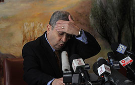 ברק מפרק את העבו&…