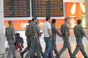 בניגוד למטס, „תיירים טובים” יתקבלו בפרחים Palesztinbarát aktivisták érkezését várják