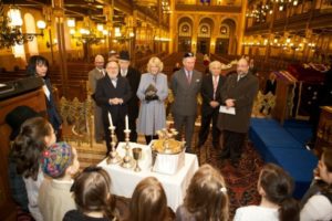 A brit trónörökös a Dohány utcai zsinagógában