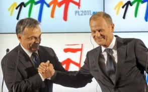 Orbán Viktor átadta az EU elnöki tisztségét Donald Tusknak