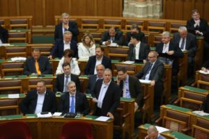 Kósa Lajos napirend előtti felszólalásában a dunaújvárosi...
