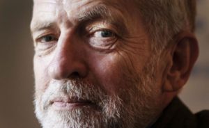 Jeremy Corbyn nem hajlandó lemondani.