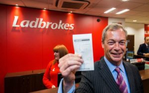 Ezer fonttal fogadott a Brexitre a UKIP-vezér