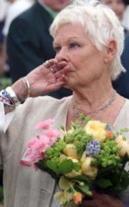 Judi Dench tetkót kapott lányától