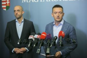 Áder János köztársasági elnök Október 2-ra írta ki a népszavazást