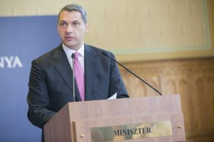 A Miniszterelnökséget vezető miniszter az 58. Kormányinfón,