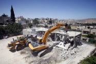 The Jerusalem Municipality destroys an illegally built building in Beit Hanina (Archive 2012)