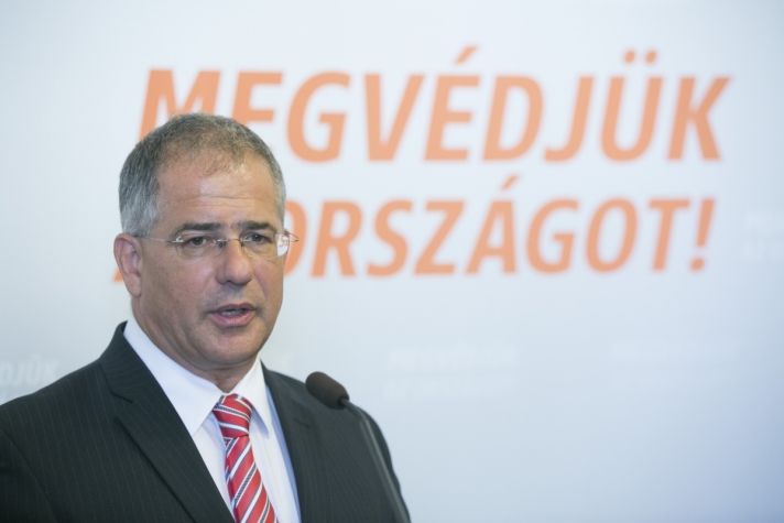 Kósa Lajos:Nem csökken a migrációs nyomás Magyarország déli határán