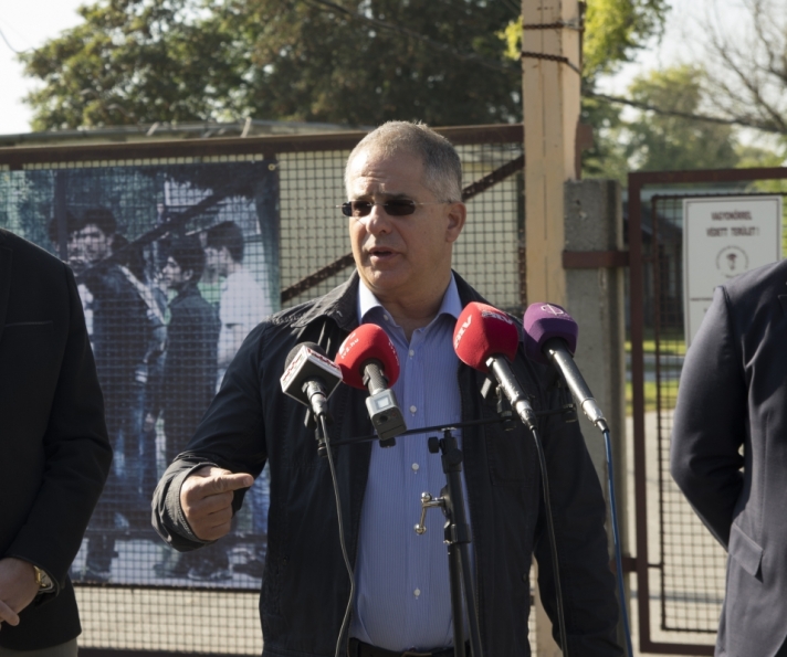Fidesz frakcióvezetője a bezárt debreceni menekülttábor előtt Papp Lászlóval