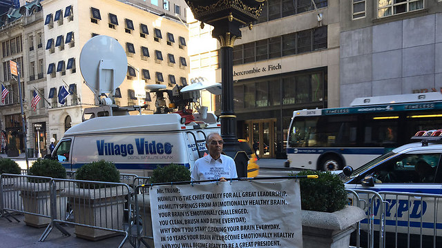 מפגין מול "טראמפ טאוור" ()