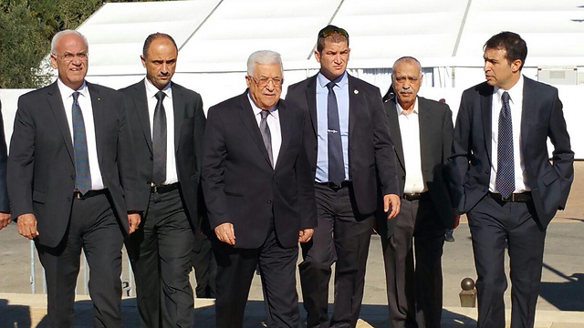 המשלחת הפלסטינית בראשות אבו מאזן בהר הרצל (צילום: עידן ארבלי)