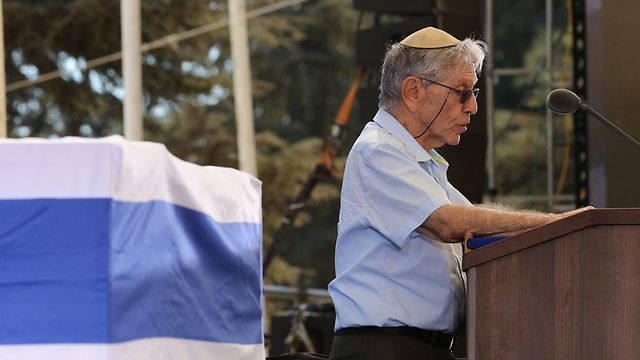 חברו של פרס והסופר עמוס עוז (צילום: גיל יוחנן)