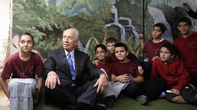 Peresz az óvóhelyen tartózkodó sderoti gyerekek között