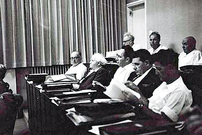 פרס (במרכז) ליד בן-גוריון (צילום: משה מילנר, לע"מ)