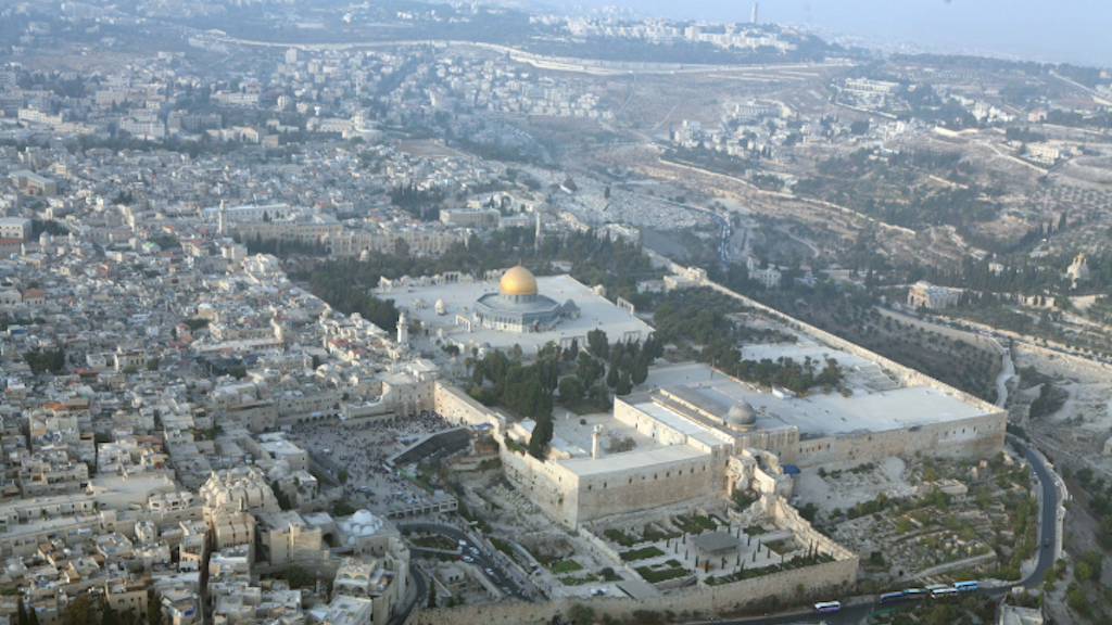 A jeruzsálemi rendőrség 100 ezer hívőre számít az iszlám harmadik legszentebb helyén Jeruzsálemben – Breuerpress...