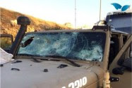 Az izraeli biztonsági szervezetek vizsgálják a felvételeket, amelyen egy telepes kalapáccsal támad egy autóra, benne egy palesztinnal a szamáriai Huwara faluban | Breuerpress International