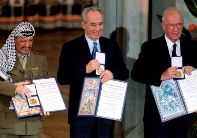 Jasszer Arafat, Simon Peresz és Jichák Rabin a Nobel-békedíj átvételekor