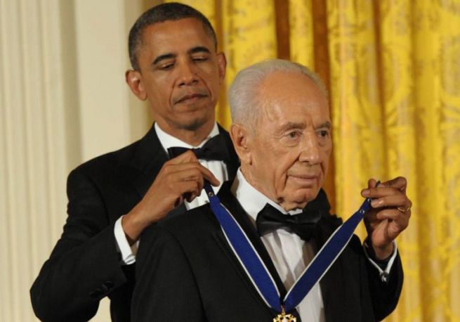 Barack Obama kitüntetést adományoz Simon Peresznek