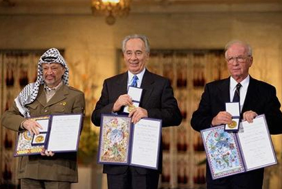 רבין, פרס וערפאת עם פרס נובל (צילום: סער יעקב, לע"מ)