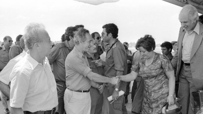 Peresz Jichák Rabinnal fogadja az Entebbe-ből hazatért izraelieket a túszmentő akció után