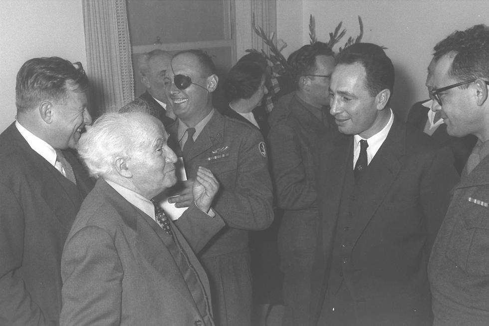 peres08 with outgoing IDF chief Moshe Dayan to his right, incoming IDF chief Haim Laskov to his left, Prime Minister David Ben-Gurion and Jerusalem Mayor Teddy Kollek in 1958.jpg