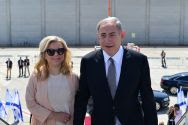 Israeli Prime Minister Benjamin Netanyahu (R) and his wife Sara seen boarding the plane to New York for an official state visit to the US, September 20, 2016.