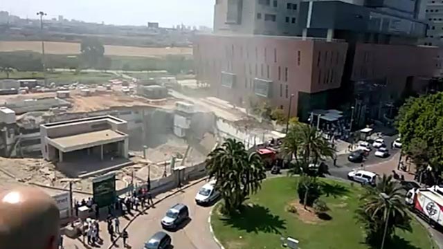 Tel-Avivban a toronydaru rádőlt egy épületre a sebesültek...