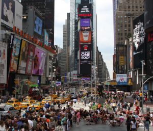 Az év legnagyobb bulijára készülnek az Amerikaiak, amelyet évek óta a világ egyik közepének kikiáltott terén, a Times Square-en, illetve a Broadway központi részén és a 42.- 50. utca, illetve a Colombus Circle (a Central Park legdélebbi része) környékén tartanak. Ez tömegrendezvény a javából.