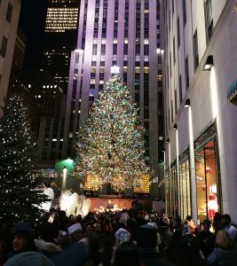 Évek óta, amióta New Yorkból tudósítok, nemcsak nekem, de szinte minden nagy alma lakónak kedvenc karácsonyi szórakozása a város kirakatainak megtekintése. Különösen az ötödik, s a hatodik sugárút kirakatai a legnépszerűbbek. Ide vándorolnak a legtöbben, s persze nem kihagyható a város karácsonyfája sem, a Rockefeller Center méltán népszerű jégpályájánál.