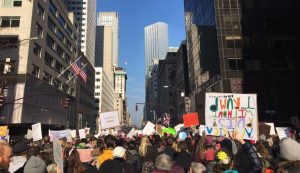 Százezrek tiltakoztak Trump ellen, az új elnök első munkanapján