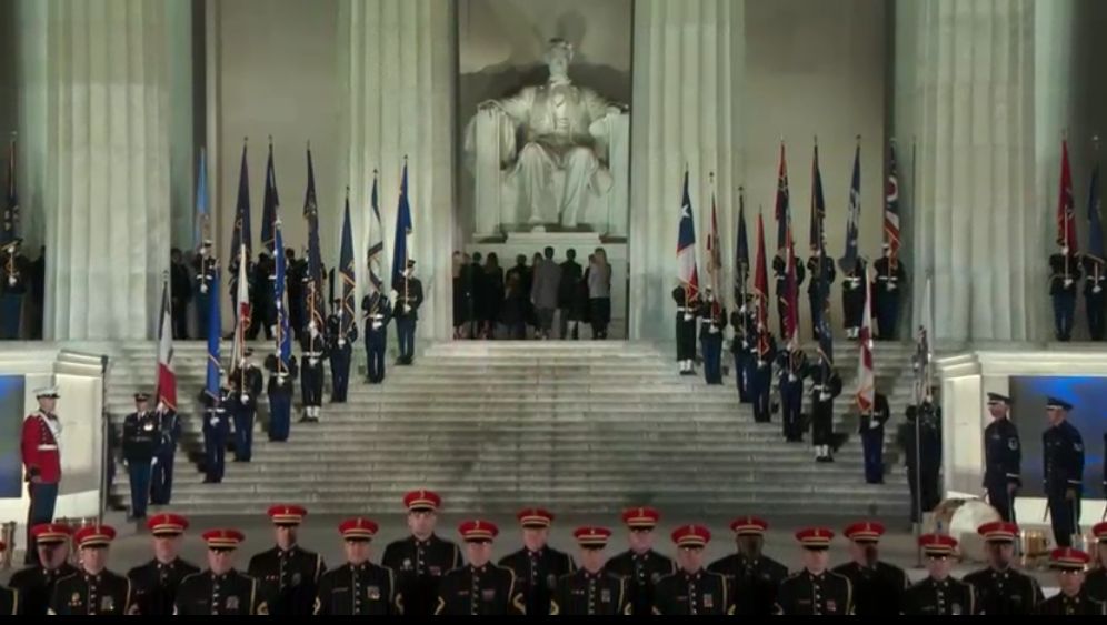 Miközben jelen sorokat írom, éppen befejeződik a koncert és a hideg időjárás ellenére, (jelenleg -3 fokot mutat a hőmérő Washingtonban) Trump, a megválasztott elnök és a Lincoln szobor előtt felsorakozott egész családja együtt tapsolt a közönséggel és az esemény befejezéseként közösen tisztelegtek Lincoln szobra előtt.