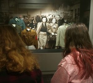 Ezt bizonyítja az is, hogy ez az első amerikai iskola, amelyik komoly figyelmet fordít a Holokauszt oktatására. A múzeumban a legkülönbözőbb európai országokból származó kiállítási tárgyak mutatják be a második világháború szörnyűségeit. Azonban eleddig Magyarországról származó kiállítási tárgy még nem volt látható a vitrinekben, a tárlókon.