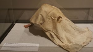 A tárlókban olyan tárgyakat láthat a látogató, amelyek a második világháborús európai népirtásán kívül bemutatja például az amerikai Ku Klux Klan hírhedt csuklyáját is.
