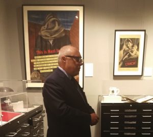 A tóra átadását a mai ünnepségen elsőként Oroszország New Yorkba akkreditált főkonzulja Igor L. Golubovskiy méltatta. A főkonzul üdvözlő beszédében beszélt a régi és a mai Oroszországról. A múltat felemlegetve beszélt Babij Jarról, felidézve Jevtusenko, híres orosz költő erről szóló versét. Jevtusenko versének címe azt a kijevi szakadékot idézi fel, ahol a háború alatt a németek és az ukrán kollaboránsok a város több tízezernyi zsidó lakosságát kiirtották.