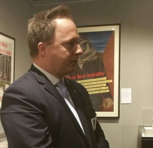 Magyarország New York-i főkonzulja, Dr Kumin Ferenc Nagykövet hazánk nevében üdvözölte a bronxi középiskola kezdeményezését a Holokauszt Múzeumot és oktatási központot. Beszédében egy mini történelemórát tartott a jelenlévő diákok, tanárok és az érdeklődő közönség számára. Elmondta, hogy Magyarország, a magyar zsidóság mekkora veszteségeket szenvedett a második világháború, a Holokauszt során. Kifejtette, hogy egy teljes nemzedék hiányzik ma Magyarországon, de beszélt arról az örvendetes tényről is, hogy a magyarországi zsidóság milyen komoly fejlődésnek indult az elmúlt harminc esztendőben, s beszélt arról is, hogy a magyar zsidóság ma reneszánszát éli.