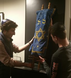 Magyar tóratekercs, egy amerikai középiskolában